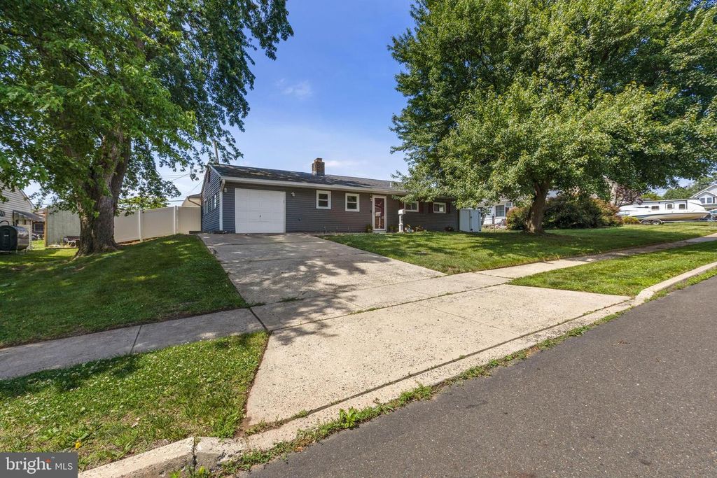 49 MEADOW LN, Levittown, PA 19054