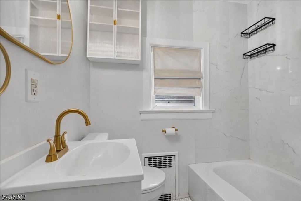 7 Laurel Pl, East Rutherford Boro, NJ 07073