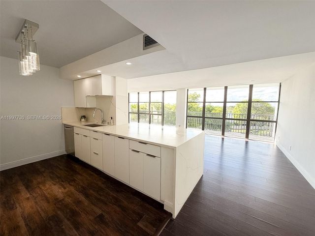 1000 Parkview Dr 531, Hallandale Beach, FL 33009