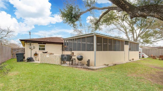 108 Spruce Street, Lake Jackson, TX 77566