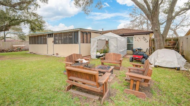 108 Spruce Street, Lake Jackson, TX 77566