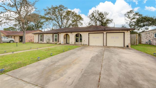 108 Spruce Street, Lake Jackson, TX 77566