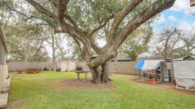 108 Spruce Street, Lake Jackson, TX 77566