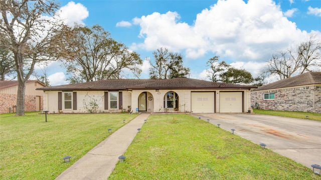 108 Spruce Street, Lake Jackson, TX 77566