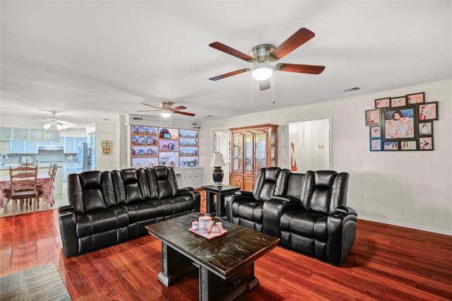 108 Spruce Street, Lake Jackson, TX 77566