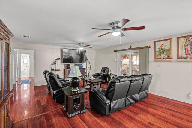 108 Spruce Street, Lake Jackson, TX 77566