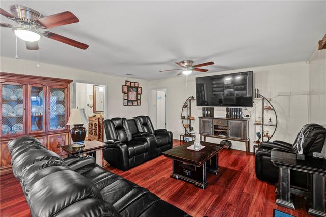 108 Spruce Street, Lake Jackson, TX 77566