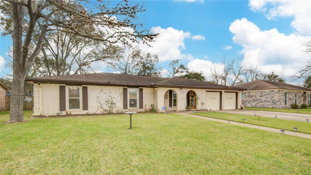 108 Spruce Street, Lake Jackson, TX 77566