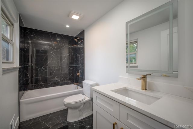 5969 Pleasant Drive, Waterford Charter Township, MI 48329