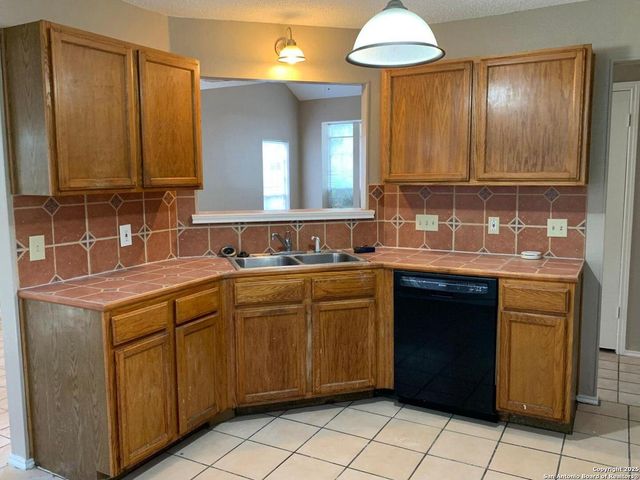 718 MEADOW TOP, Converse, TX 78109