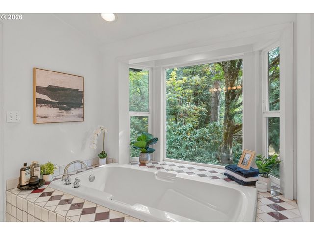 10744 Sw LANCASTER Rd, Portland, OR 97219
