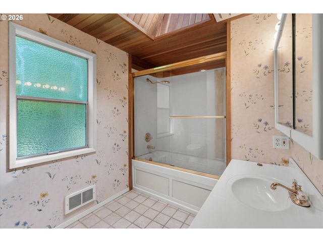 10744 Sw LANCASTER Rd, Portland, OR 97219