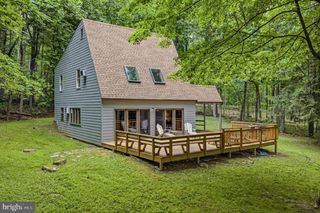 221 MOUNTAINSIDE RD, Berkeley Springs, WV 25411
