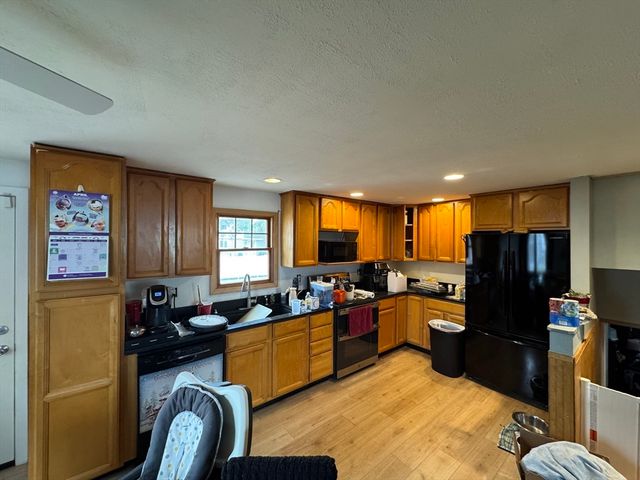 132 Commonwealth Ave, Lowell, MA 01852