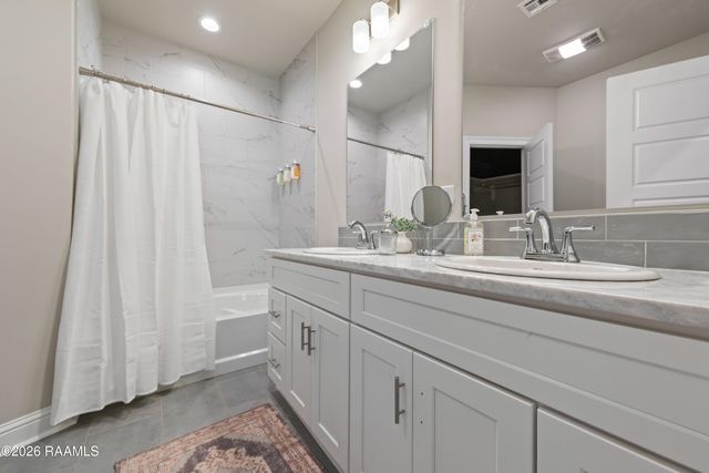 203 Firethorn Drive, Youngsville, LA 70592