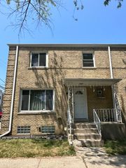 2346 W Jarvis Avenue, Chicago, IL 60645