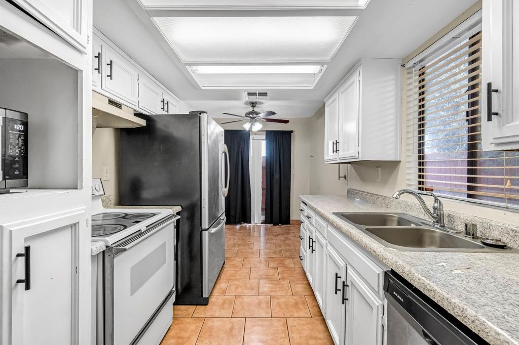 Image 11 of property listing at 5965 E Shields Avenue # 180, Fresno, CA 93727