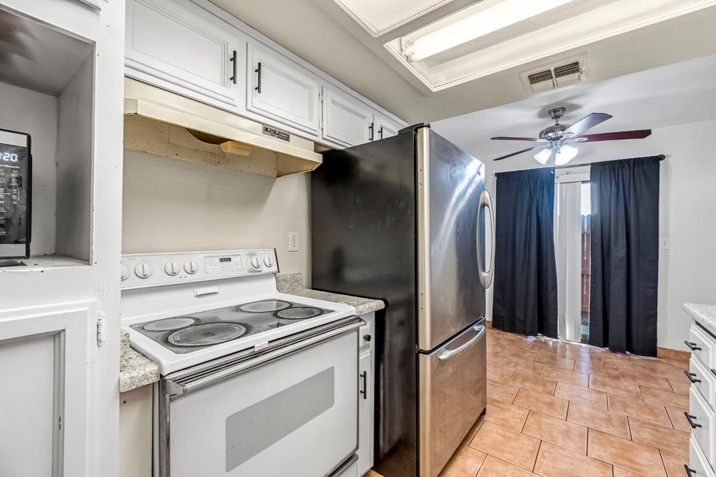Image 12 of property listing at 5965 E Shields Avenue # 180, Fresno, CA 93727