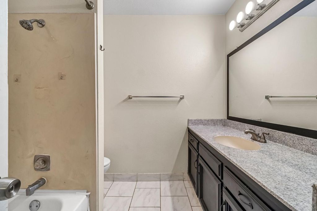 Image 18 of property listing at 5965 E Shields Avenue # 180, Fresno, CA 93727