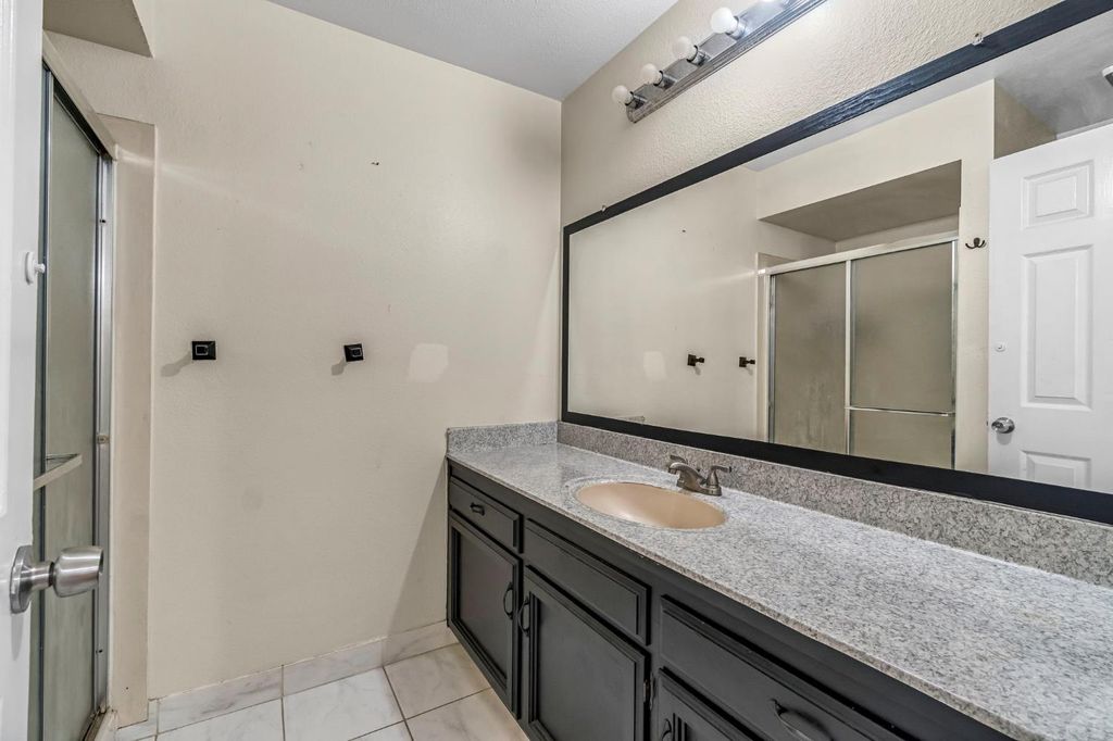 Image 25 of property listing at 5965 E Shields Avenue # 180, Fresno, CA 93727