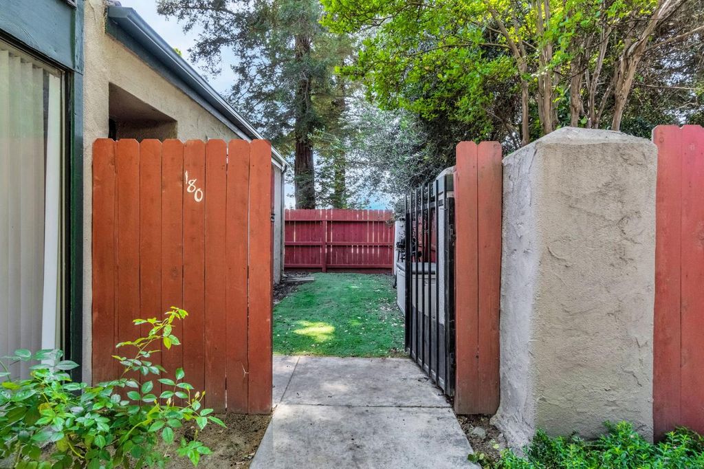 Image 4 of property listing at 5965 E Shields Avenue # 180, Fresno, CA 93727