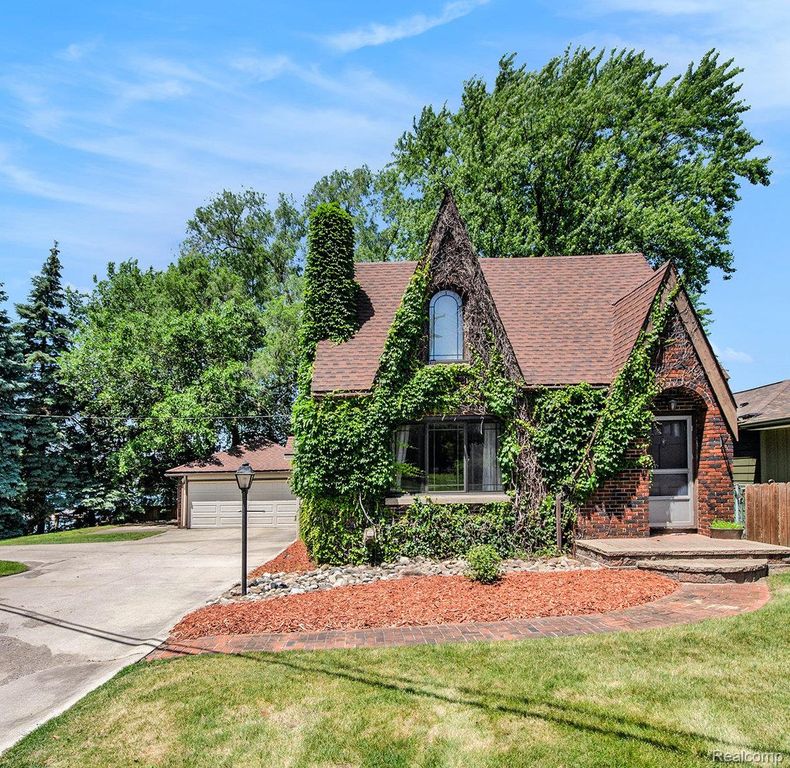 2058 S Long Lake Road, Fenton, MI 48430