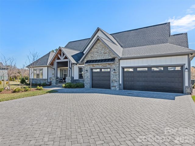 717 Daniel Circle Drive, Mills River, NC 28759