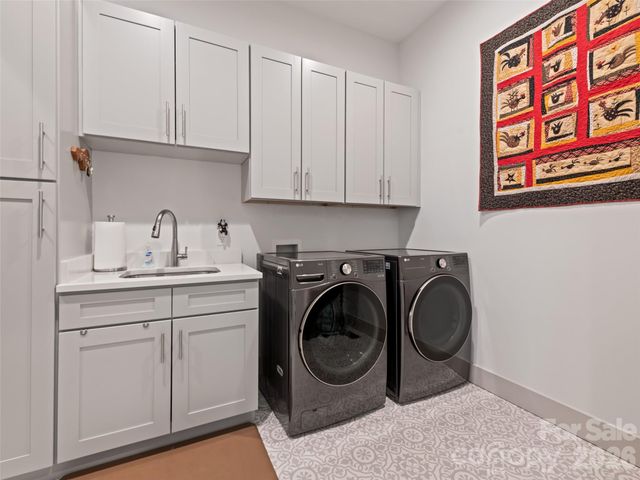 717 Daniel Circle Drive, Mills River, NC 28759