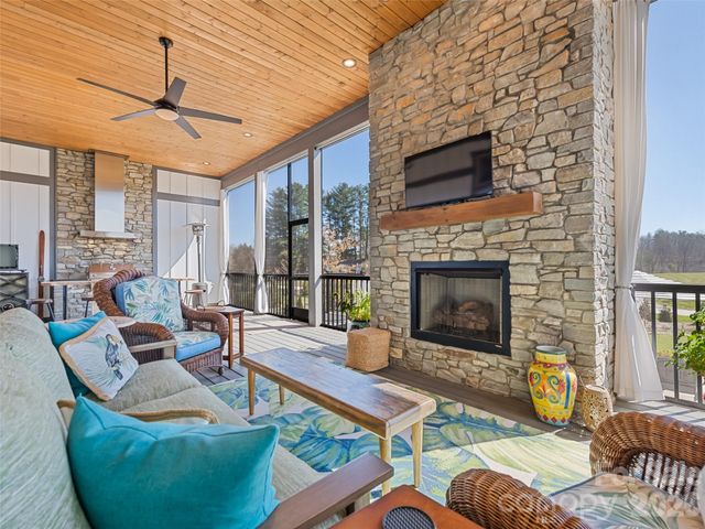 717 Daniel Circle Drive, Mills River, NC 28759