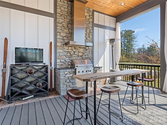 717 Daniel Circle Drive, Mills River, NC 28759