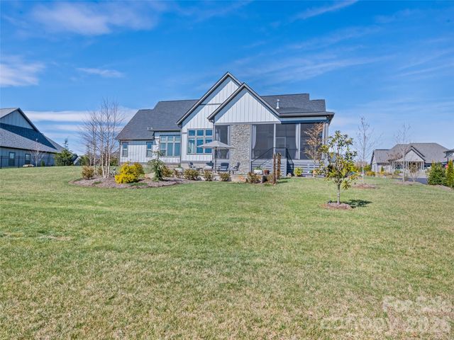 717 Daniel Circle Drive, Mills River, NC 28759