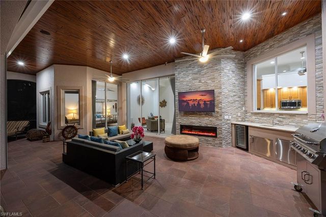 7084 Peach Blossom CT, Naples, FL 34113