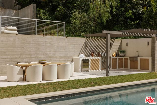 15520 Hamner Drive, Los Angeles, CA 90077