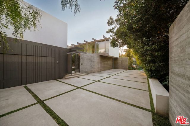 15520 Hamner Drive, Los Angeles, CA 90077