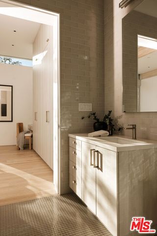 15520 Hamner Drive, Los Angeles, CA 90077