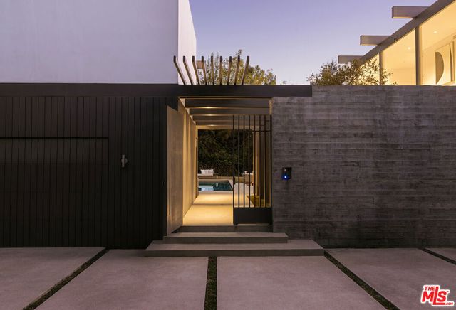 15520 Hamner Drive, Los Angeles, CA 90077