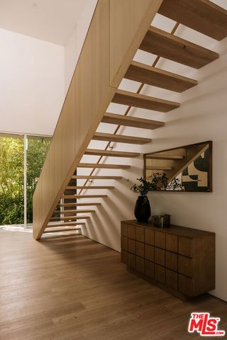 15520 Hamner Drive, Los Angeles, CA 90077