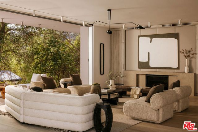 15520 Hamner Drive, Los Angeles, CA 90077