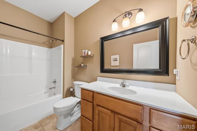 3834 N Arbor Lake Drive, Edwardsville, IL 62025