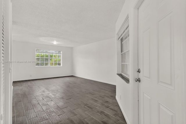 8621 SW 5th St 201, Pembroke Pines, FL 33025