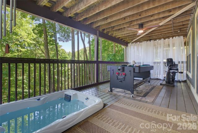 325 Hedgewood Drive, Tuckasegee, NC 28783
