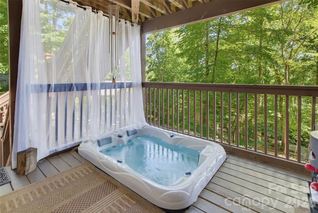 325 Hedgewood Drive, Tuckasegee, NC 28783