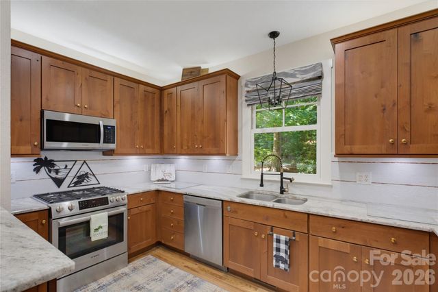 325 Hedgewood Drive, Tuckasegee, NC 28783