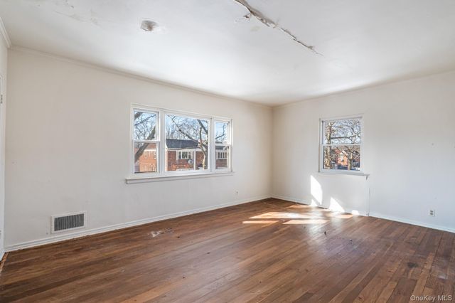 7555 198th Street, Fresh Meadows, NY 11366