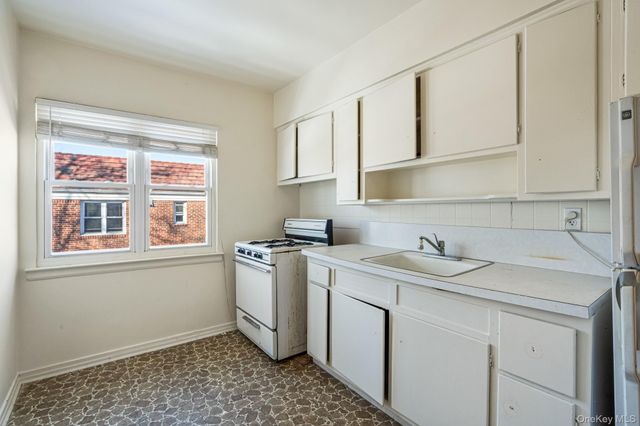 7555 198th Street, Fresh Meadows, NY 11366