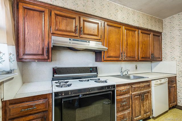 7555 198th Street, Fresh Meadows, NY 11366