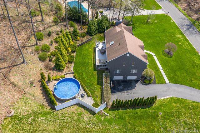 25 Pheasant Run Road, Pleasantville, NY 10570