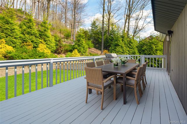 25 Pheasant Run Road, Pleasantville, NY 10570