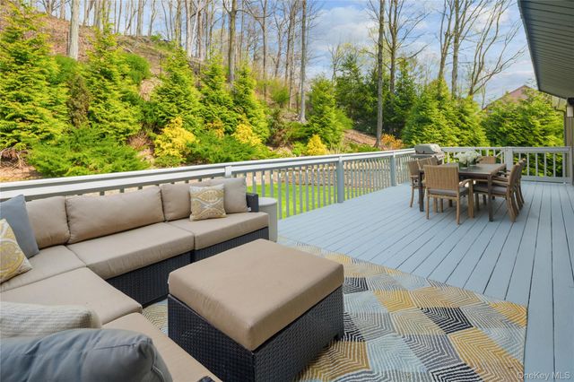 25 Pheasant Run Road, Pleasantville, NY 10570