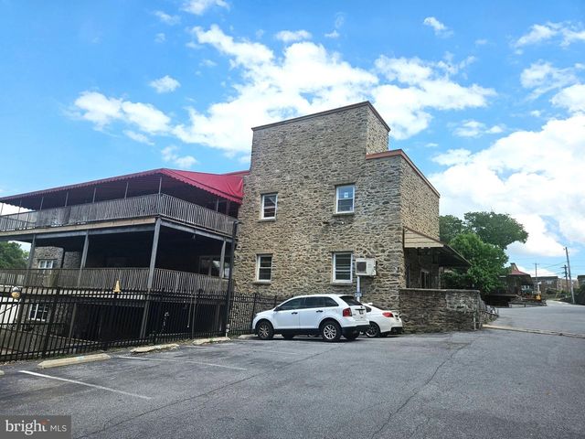 4 ROCKBOURNE RD, Secane, PA 19018